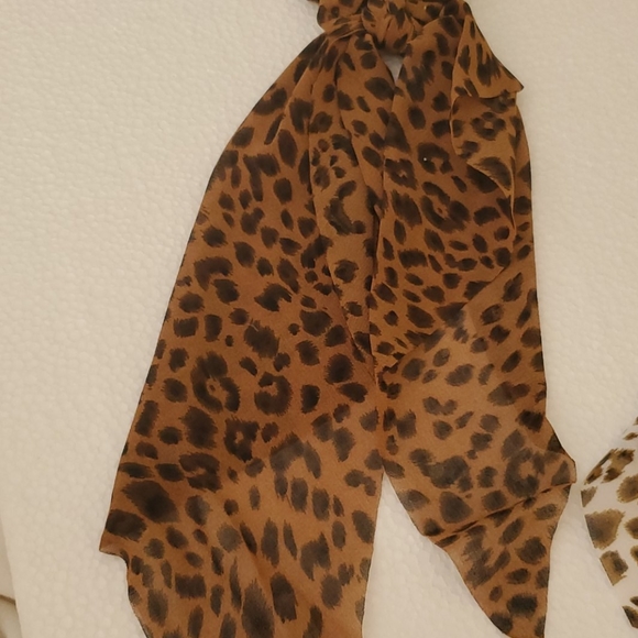 💜 2 /$22Set of 2 Scarf scrunchies Leopar… - Picture 4 of 7